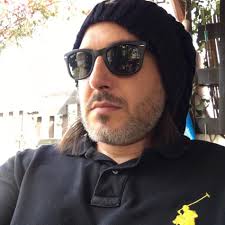 L'umanità. Il dolore. Il garbo. Il rispetto. Una foto bellissima e  dolcissima, che ci ricorda come dovrebbe essere la politica. E non è un  caso che a ricordarcelo sia nuovamente e anzitutto