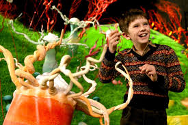 Johnny Depp Freddie Highmore And David Kelly In Charlie And The Chocolate Factory 2005 Chocolate Factory Charlie Chocolate Factory Freddie Highmore