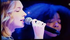 Helena Gadek, eine junge Oberkochenerin mit einer Stimme von Weltklasse.Wir  würden uns mega freuen wenn sie beim Oberkochener Stadtfest auftreten  könnte. Das Bild zeigt sie während ihres Auftrittes bei Voicekids.