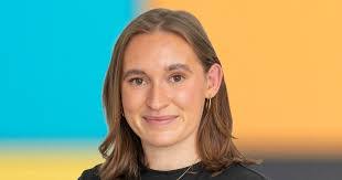 Laura Suter's Instagram, Twitter & Facebook