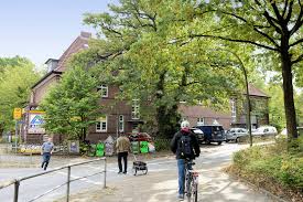 Bildarchiv Hamburg Com Foto Blick Zum Unter Denkmalschutz Stehenden Postgebaude An Der Kunaustrasse Saseler Markt Im Hamburger Stadtteil Sasel