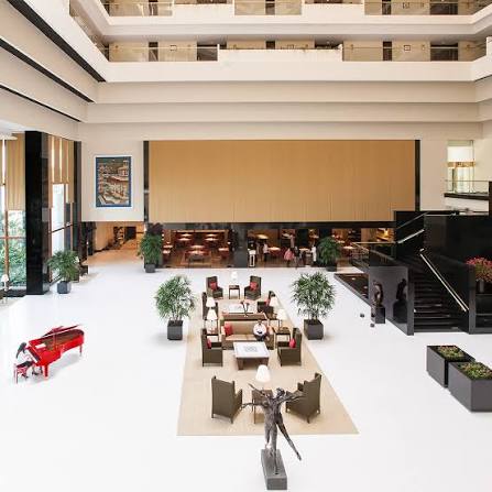 As you step into the majestic grandeur of 𝐓𝐡𝐞 𝐎𝐛𝐞𝐫𝐨𝐢, 𝐌𝐮𝐦𝐛𝐚𝐢, you are welcomed by the iconic grand piano, adding a splash of colour and radiance to the atrium lobby. Its elegant