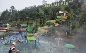 Selain wilayah perbatasan, pihaknya juga melakukan penyekatan di beberapa tempat wisata, seperti kawasan cipanas di kecamatan tarogong kaler, kecamatan pasirwangi dan selaawi. Red Zone Polisi Tutup Jalur Wisata Primadona Cipanas Garut Traveling Bisnis Com