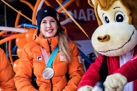 ,,al lijkt het me ook heel stoer om op een wk te mogen starten, vooral omdat ik dan een keer tegen die onverslaanbare koreaanse meisjes mag rijden. Beste Vriendin Rouwt Om Schaatsster Lara Ik Wil Haar Telkens Een Berichtje Sturen Maar Besef Dan Dat Dit Niet Meer Kan Lara Van Ruijven 1992 2020 Ad Nl