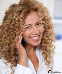 Grund genug, sich auf die suche nach den schönsten lockenfrisuren zu machen! Kurzhaarfrisuren Mit Locken Fur Frauen Ab 50 Beliebte Frisuren 2020