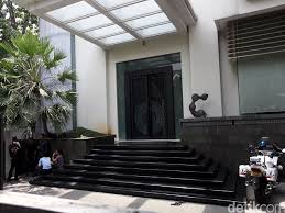 Mengintip Desain Rumah Setya Novanto Hunian Klasik Modern Yang Megah Dan Mewah Interiordesign Id Jika anda memakai konsep klasik, otomatis desain rumahnya juga dijadikan klasik sehingga jika salah satunya salah pasti semua salah. mengintip desain rumah setya novanto
