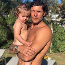 Ottiene nel 1997 una medaglia di bronzo individuale e una medaglia di bronzo a squadre ai mondiali giovanili di tenerife. Aldo Montano Pagina Ufficiale C E Sempre Il Sole Figlia Family Love Daughter Amore Mamma Tiamo Baby Like Follow Famiglia Fashion Bambini Kids Nature Emozione Fiori Ibiscus Italy Followme Kid Figlio