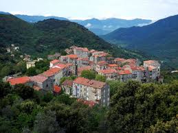 Situe Au Sud De L Ile De Beaute S Elevant Sur La Vallee Du Rizzaneze On Retrouve Le Village De Santa Lucia Di T Sainte Lucie De Tallano Touriste Ville France