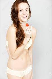 魅力的な若い女性の着替えている間彼女の下着で新鮮なイチゴを楽しんでの写真素材・画像素材 Image 36222353