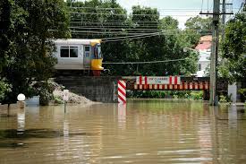 The brisbane river banks broke on the 11th of january 2011 and river levels peaked on the 13th at the government's report into the brisbane floods, highlighted the effect of the flooding that could. Auchenflower Train Crossing Brisbane Floods 2011 Brisbane Brisbane Queensland Flood