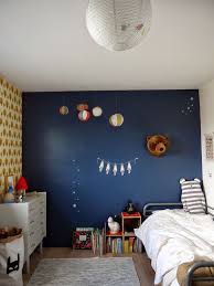 Chambre Pour Petit Garcon Avec Mur Bleu Et Papier Peint Jaune Trophee Tete D Ours En P Chambre Pour Petit Garcon Deco Chambre Garcon Deco Chambre Petit Garcon