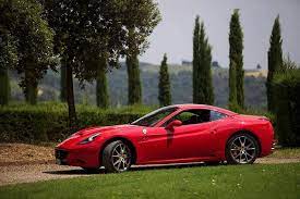 830 cv aspirati — l'ultimo prodigio tecnico di maranello riguarda il cuore della ferrari 812 competizione, l'evoluto v12 aspirato, ora in grado di erogare 830 cv di. Un Giorno Nella Ferrari Leggendaria Con Test Drive A Maranello 2021