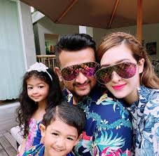 Selebriti datin paduka eina azman dan suaminya datuk paduka kaiser gurmeet abdullah mencetuskan persoalan dalam kalangan warganet apabila didakwa menerima suntikan vaksin di sebuah hospital di ipoh. Wahh Bestnya Anak Anak Datin Berani Betul Tu Relax Je Muka Diorang Berita Kopak Media