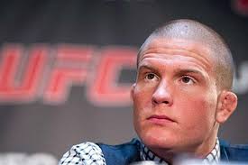 Erik Koch flattens Rafaello Oliveira