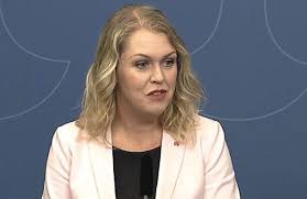 Det sker under en utfrågning i konstitutionsutskottet. Hallengren Vill Gora Upp Om Lss