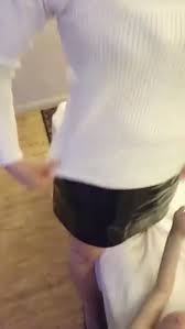 成人用品店老板娘，又一次被小哥套路勾引，慢慢摸的老板娘下面湿透，推倒到床上，无套操了起来，最后射了老板娘浑身都是，老板娘太骚了，操完大呼太舒服了...  （完整视频