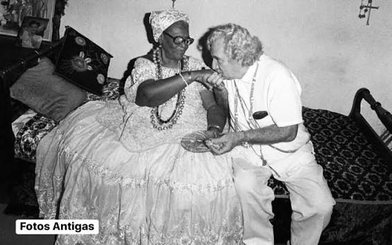 Mãe Menininha recebendo a visita de Jorge Amado / década de 1980. Mãe  Menininha do Gantois (1894-1986) - Iyálorixá Nascida na Bahia, Escolástica  da Conceição de Nazaré, era descendente de uma linhagem