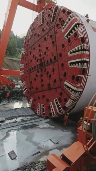 🚇 ¿Qué pasa con una tuneladora gigante cuando termina su trabajo?, No, no siempre sale del túnel., A veces, es tan grande y costosa de desmontar…, que simplemente queda enterrada bajo tierra, sellada ...