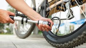 Fahrrad Aufpumpen Was Du Zu Ventilen Pumpe Und Luftdruck Wissen Musst Utopia De