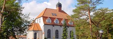 The overhangs of the addition were stubby relative to the height. Haus Otto