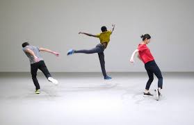Et dans une première étape, vous devrez trouver trois sculptures de glace. Lyon Dance Biennale