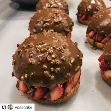 Repost Vosscake Chocolate Cake Gateau Chocolatelover Fraise Strawberries Noisette Chocolatecake Chocolate Chocolat Food Crush Food Yummy Food