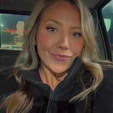 My roller skills have definitely gotten rusty, but my girl was a happy  “100th Day of School”er, & I may be biased but she's also the cutest!  👵🏼💕🤪