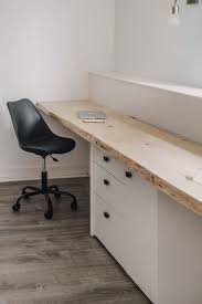 On nettoie la rainure avec un ciseau à bois. 1001 Idees Pour Fabriquer Un Bureau Esthetique Et Fonctionnel Fabriquer Un Bureau Bureau Fait Maison Bureau Moderne En Bois