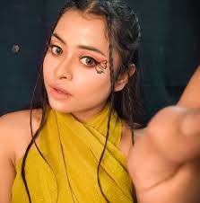 Aishwarya Das's Instagram, Twitter & Facebook