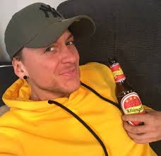 Samstagabend: Ich stimme mich auf ne laaange Partynacht ein! 🥳🍻🍺Was geht  bei euch? 😊 Kevin