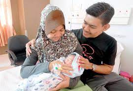Dengan mengekalkan hubungan erat dengan anak, anda dapat lebih berpengaruh daripada kawannya. Syafaat Anak Kecil Untuk Ibu Bapa