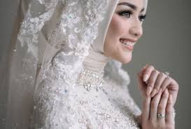 Kami telah menyewakan kebaya dan perlengkapan pernikahan. 12 Inspirasi Hijab Pengantin Yang Cantik Dan Elegan Untuk Hari Spesial Seruni Id