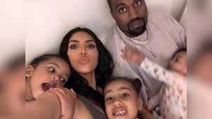 After spending a year in chicago state university, he moved to nyc to start a whether he's on tour, in the videoclip you're watching or simply blogging (usually in all caps), kanye definitely commands center stage. Kim Kardashian Und Kanye West Gewahren Der Vogue Private Einblicke Bei Full House Tour