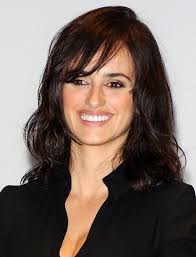 It's a very versatile cut that can be worn with soft waves or edgy bangs and natural, effortless waves. Layered Shoulder Length Wavy Hairstyle With Bangs Hairstyles Weekly