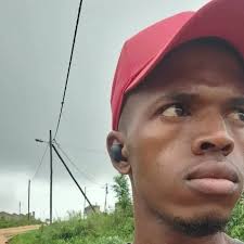 로만 레인스와 제이 우소는 같은 팀이 아니었다. 첫번째 사진은 Jey Uso가 직접 입장을 했을 때 로만 레인즈의 표정. 그는 Jey가  더 중요한 존재로 성장했다는 것을 깨달았다. 로마의 외모는 자랑이 아니라 질투의 외모였다.