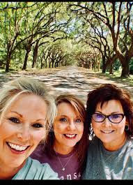 Happy Birthday to my incredible friend and sister in the Lord, Frances  Rincon . I'm a whopping four days older, so that clearly makes me the boss,  lol.🎵🎶🎂🥰🎉🎈🎊💝🎁👑🥳🙏