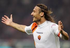 Di poco elegante francesco aveva solo i capelli, uno tra i … Totti Days Contro L Inter E La Sampdoria Due Opere D Arte