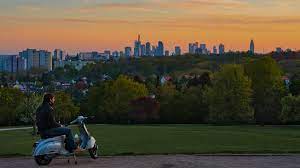 „es ist nichts anderes als ein abend, an dem man mit guten freunden in die kneipe geht. Auf Dem Lohrberg In Der Goldenen Stunde Ausblick Auf Frankfurt Am Main Foto Bild City Outdoor Frankfurt Bilder Auf Fotocommunity