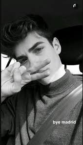 62 Best Selfie Poses For Guys To Copy Right Now!