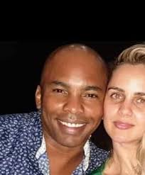 Los actores Leo Benítez y Mónica Alonso han compartido con su público un  momento muy especial, mostrando el estrecho vínculo que los une. Mónica,  conocida por su icónico papel en la serie "