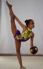 Può essere praticata sia singolarmente che in gare organizzate per squadre, in strutture coperte, in maneggi all'aperto, in ippodromi (è il caso dell'ippica) o in campagna a seconda della disciplina. La Ginnastica Ritmica S G Concordia