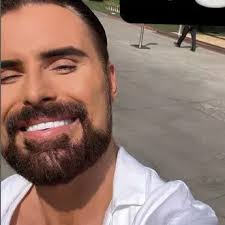 Phillip Schofield gets champagne welcome and is serenaded by Holly  Willoughby at ITV This Morning ahead of big birthday