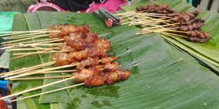 Orang kere atau miskin tak sanggup membeli daging karena harganya akhirnya masyarakat miskin atau 'kere' membuat versi sate lain dengan menggunakan tempe atau jeroan, papar dito, salah satu pekerja dari gerai. Mengenal Sate Kere Kuliner Khas Solo Simbol Perjuangan Rakyat Kecil Kumparan Com