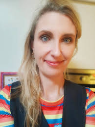 And so here is Friday... I can hear the Christmas lights calling 🤭. I  still need to get presents 🙈🤭😂. Happy day lovelies 🩵❤️💚💛 selfiethreads