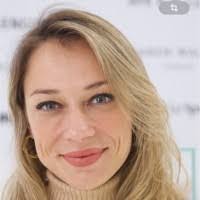 Lara Decker's Instagram, Twitter & Facebook