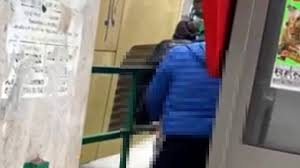 Sesso in pieno giorno alla fermata dellautobus: la scena filmata dai  passanti