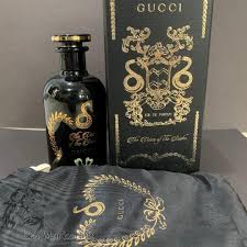 The two tips of the tongue are like fine measuring instruments that but even during the day the scent remains discreet and the snake remains present. Leo Marketing Original Ready Stock Gucci The Voice Of The Snake For Men Edp 100ml Limited Edition Perfume Eau De Parfum Black New Pgmall