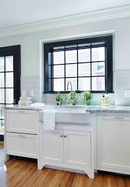 Hogyan Hasznald A Fekete Szint A Lakberendezesben Tervek Almok Otthonok Lakberendezes Mas Black Window Trims Kitchen Styling Black Wall Decor