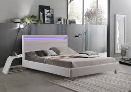 Un letto moderno con testata imbottita morbida e spessa. Letti Matrimoniali Letto Matrimoniale In Ecopelle Moderno Bianco Con Led Multicolor C G Home Design