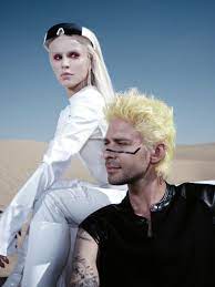 Только здесь самые новые и популярные песни в формате mp3! Kiberpank Posredi Pustyni Smotrite Novyj Klip Maksa Barskih I Zivert Bestseller L Officiel